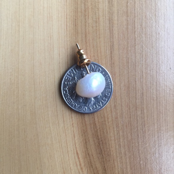 🖤Host Pick🖤 Freshwater Natural Pearl Earrings - Picture 4 of 5